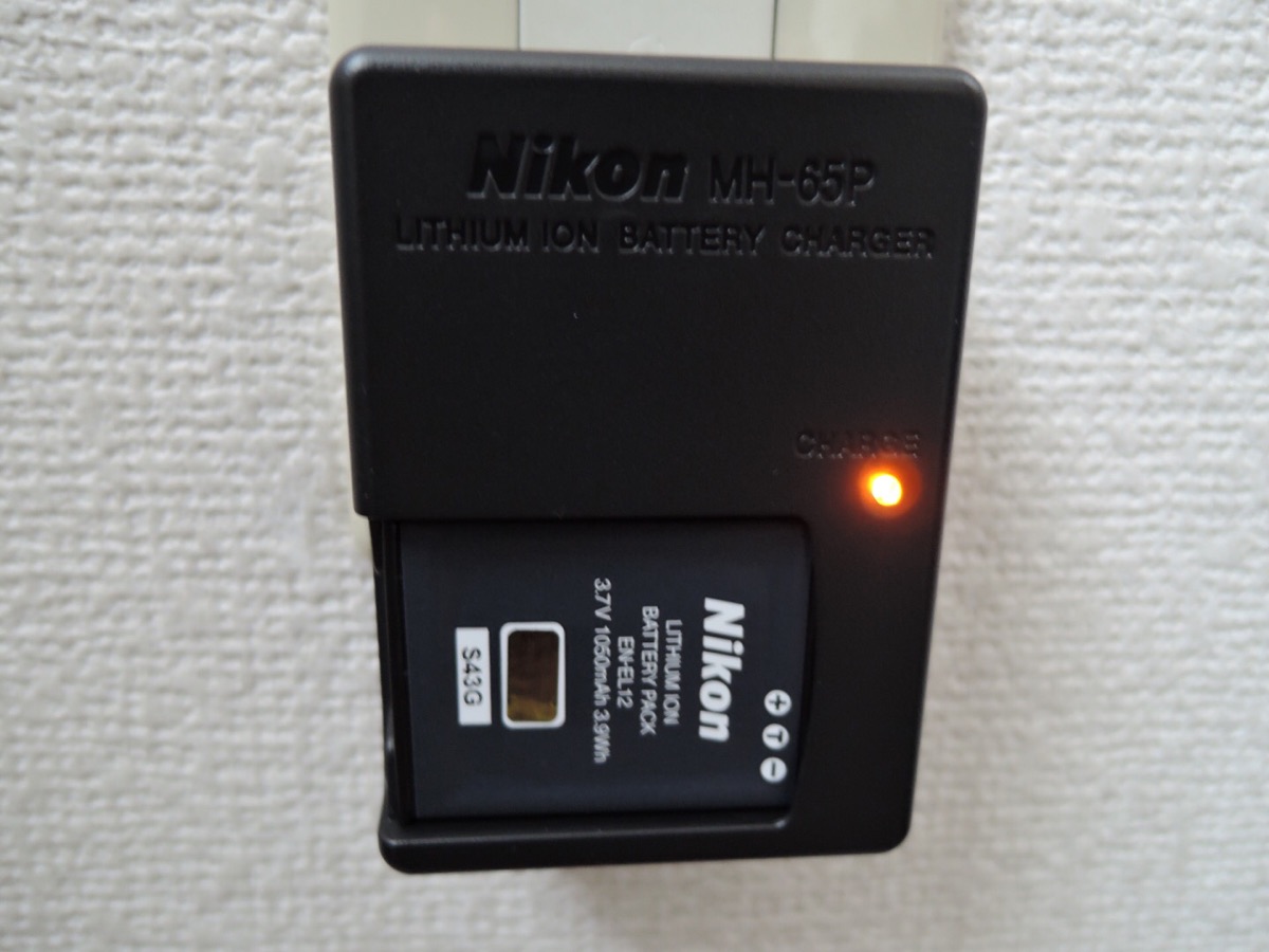 Nikon P340用のバッテリーの充電器