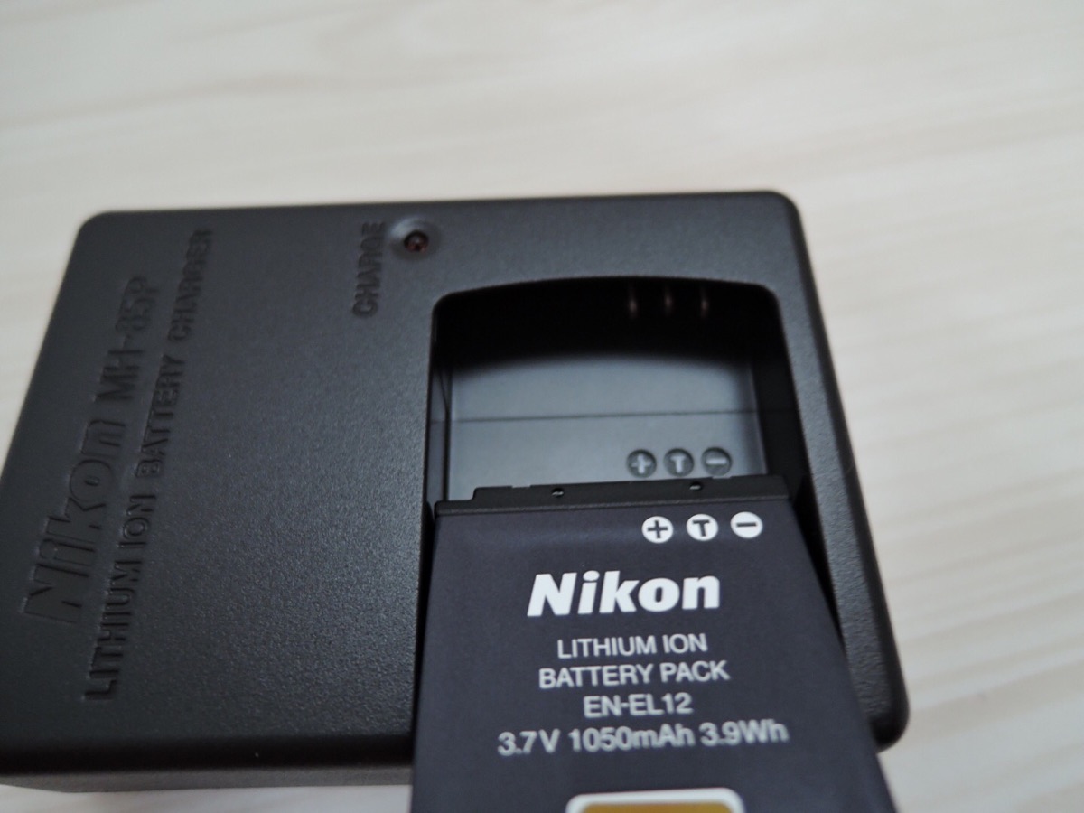Nikon P340用のバッテリーの充電器を利用する