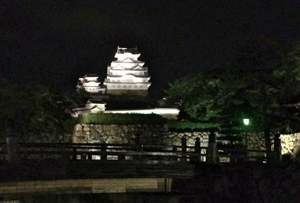 夜のライトアップをしている姫路城